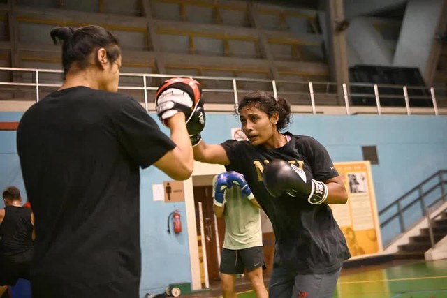 Nữ võ sĩ gây sốt SEA Games 33: Lên sàn tung cú đấm “nảy lửa”, ban đêm nhẹ nhàng ướp xác, chăm sóc tử thi- Ảnh 2. Nữ võ sĩ gây sốt SEA Games 33: Lên sàn tung cú đấm “nảy lửa”, ban đêm nhẹ nhàng ướp xác, chăm sóc tử thi- Ảnh 2.