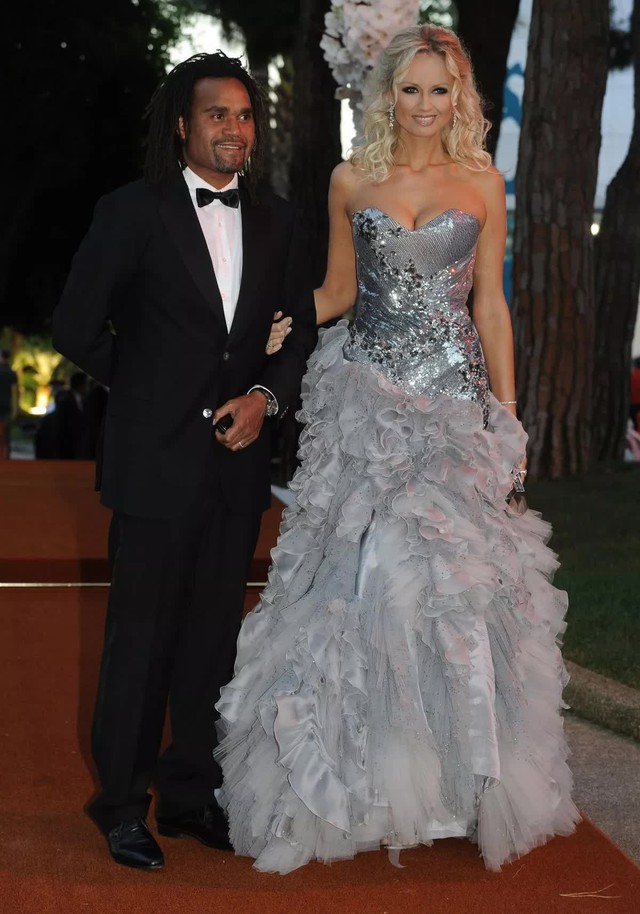 Chuyện tình cầu thủ nổi tiếng và mỹ nhân “chân dài kỷ lục Guinness” đẹp như ngôn tình rồi tan vỡ vì "người thứ ba"- Ảnh 3.