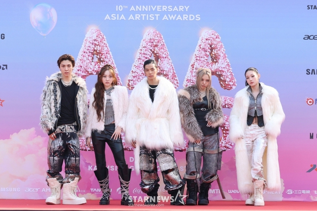 Siêu thảm đỏ AAA 2025: "Công chúa" Jang Won Young so kè visual Yoona - IU, Park Bo Gum hóa "bạch mã hoàng tử"- Ảnh 29. Siêu thảm đỏ AAA 2025: "Công chúa" Jang Won Young so kè visual Yoona - IU, Park Bo Gum hóa "bạch mã hoàng tử"- Ảnh 29.