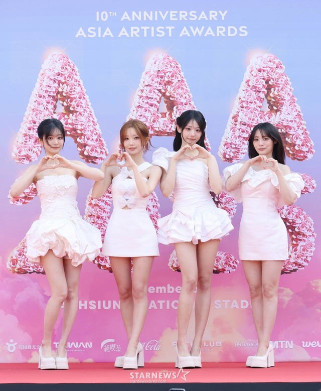 Siêu thảm đỏ AAA 2025: "Công chúa" Jang Won Young so kè visual Yoona - IU, Park Bo Gum hóa "bạch mã hoàng tử"- Ảnh 34. Siêu thảm đỏ AAA 2025: "Công chúa" Jang Won Young so kè visual Yoona - IU, Park Bo Gum hóa "bạch mã hoàng tử"- Ảnh 34.