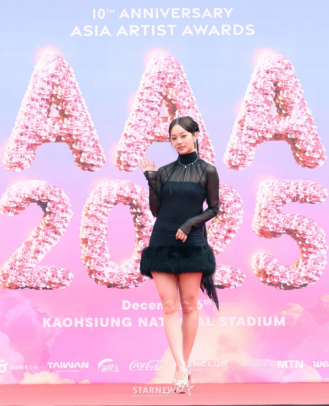 Siêu thảm đỏ AAA 2025: "Công chúa" Jang Won Young so kè visual Yoona - IU, Park Bo Gum hóa "bạch mã hoàng tử"- Ảnh 20. Siêu thảm đỏ AAA 2025: "Công chúa" Jang Won Young so kè visual Yoona - IU, Park Bo Gum hóa "bạch mã hoàng tử"- Ảnh 20.