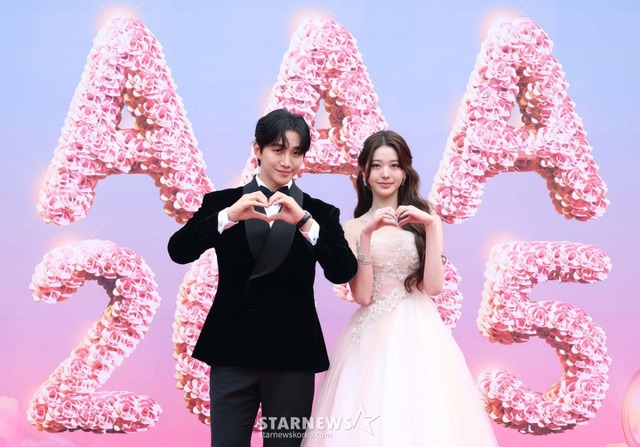 Siêu thảm đỏ AAA 2025: "Công chúa" Jang Won Young so kè visual Yoona - IU, Park Bo Gum hóa "bạch mã hoàng tử"- Ảnh 9. Siêu thảm đỏ AAA 2025: "Công chúa" Jang Won Young so kè visual Yoona - IU, Park Bo Gum hóa "bạch mã hoàng tử"- Ảnh 9.