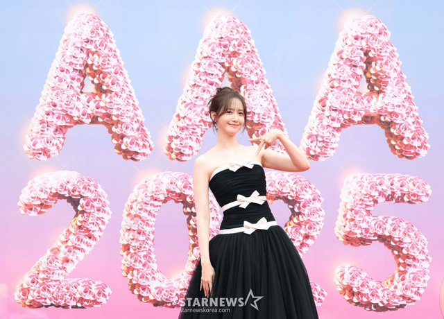 Siêu thảm đỏ AAA 2025: "Công chúa" Jang Won Young so kè visual Yoona - IU, Park Bo Gum hóa "bạch mã hoàng tử"- Ảnh 6. Siêu thảm đỏ AAA 2025: "Công chúa" Jang Won Young so kè visual Yoona - IU, Park Bo Gum hóa "bạch mã hoàng tử"- Ảnh 6.