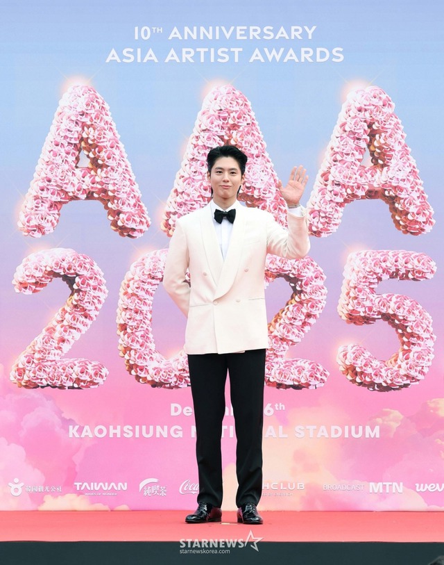 Siêu thảm đỏ AAA 2025: "Công chúa" Jang Won Young so kè visual Yoona - IU, Park Bo Gum hóa "bạch mã hoàng tử"- Ảnh 12. Siêu thảm đỏ AAA 2025: "Công chúa" Jang Won Young so kè visual Yoona - IU, Park Bo Gum hóa "bạch mã hoàng tử"- Ảnh 12.