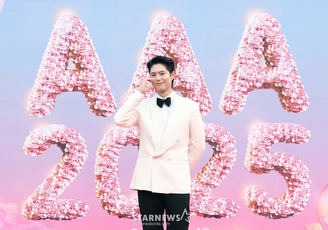 Siêu thảm đỏ AAA 2025: "Công chúa" Jang Won Young so kè visual Yoona - IU, Park Bo Gum hóa "bạch mã hoàng tử"- Ảnh 13. Siêu thảm đỏ AAA 2025: "Công chúa" Jang Won Young so kè visual Yoona - IU, Park Bo Gum hóa "bạch mã hoàng tử"- Ảnh 13.