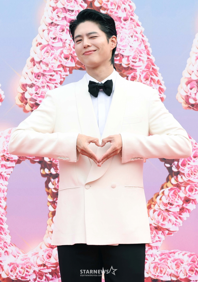 Siêu thảm đỏ AAA 2025: "Công chúa" Jang Won Young so kè visual Yoona - IU, Park Bo Gum hóa "bạch mã hoàng tử"- Ảnh 14. Siêu thảm đỏ AAA 2025: "Công chúa" Jang Won Young so kè visual Yoona - IU, Park Bo Gum hóa "bạch mã hoàng tử"- Ảnh 14.