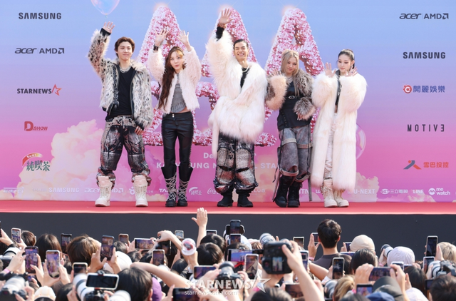 Siêu thảm đỏ AAA 2025: "Công chúa" Jang Won Young so kè visual Yoona - IU, Park Bo Gum hóa "bạch mã hoàng tử"- Ảnh 28. Siêu thảm đỏ AAA 2025: "Công chúa" Jang Won Young so kè visual Yoona - IU, Park Bo Gum hóa "bạch mã hoàng tử"- Ảnh 28.