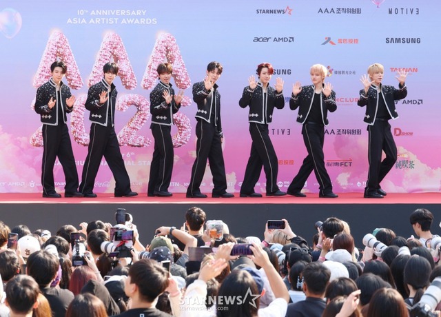 Siêu thảm đỏ AAA 2025: "Công chúa" Jang Won Young so kè visual Yoona - IU, Park Bo Gum hóa "bạch mã hoàng tử"- Ảnh 44. Siêu thảm đỏ AAA 2025: "Công chúa" Jang Won Young so kè visual Yoona - IU, Park Bo Gum hóa "bạch mã hoàng tử"- Ảnh 44.