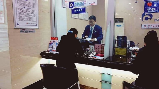 Rút 900 triệu người thân nước ngoài gửi về, nhân viên ngân hàng: Tài khoản 0 đồng, đã rút sạch cách đây 2 ngày- Ảnh 1.