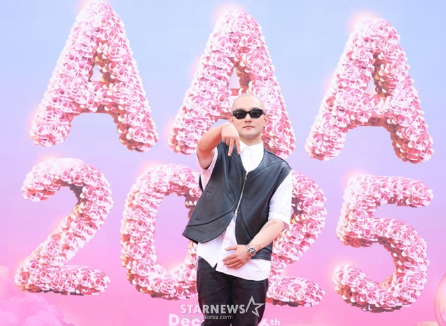 Siêu thảm đỏ AAA 2025: "Công chúa" Jang Won Young so kè visual Yoona - IU, Park Bo Gum hóa "bạch mã hoàng tử"- Ảnh 52. Siêu thảm đỏ AAA 2025: "Công chúa" Jang Won Young so kè visual Yoona - IU, Park Bo Gum hóa "bạch mã hoàng tử"- Ảnh 52.