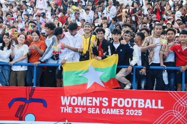 Dở khóc dở cười SEA Games 33: BTC Thái Lan báo sai địa điểm, CĐV Myanmar đến nhầm sân của Việt Nam- Ảnh 1. Dở khóc dở cười SEA Games 33: BTC Thái Lan báo sai địa điểm, CĐV Myanmar đến nhầm sân của Việt Nam- Ảnh 1.