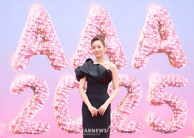 Siêu thảm đỏ AAA 2025: "Công chúa" Jang Won Young so kè visual Yoona - IU, Park Bo Gum hóa "bạch mã hoàng tử"- Ảnh 48. Siêu thảm đỏ AAA 2025: "Công chúa" Jang Won Young so kè visual Yoona - IU, Park Bo Gum hóa "bạch mã hoàng tử"- Ảnh 48.