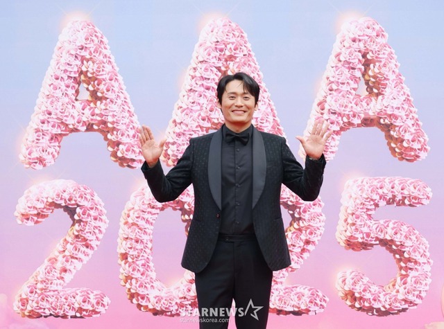 Siêu thảm đỏ AAA 2025: "Công chúa" Jang Won Young so kè visual Yoona - IU, Park Bo Gum hóa "bạch mã hoàng tử"- Ảnh 50. Siêu thảm đỏ AAA 2025: "Công chúa" Jang Won Young so kè visual Yoona - IU, Park Bo Gum hóa "bạch mã hoàng tử"- Ảnh 50.