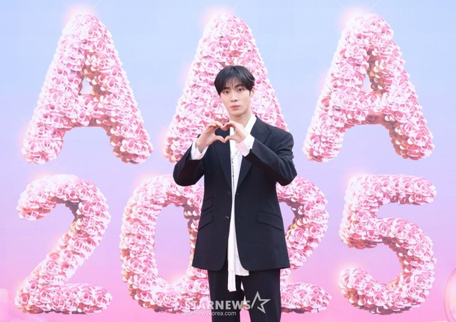 Siêu thảm đỏ AAA 2025: "Công chúa" Jang Won Young so kè visual Yoona - IU, Park Bo Gum hóa "bạch mã hoàng tử"- Ảnh 22. Siêu thảm đỏ AAA 2025: "Công chúa" Jang Won Young so kè visual Yoona - IU, Park Bo Gum hóa "bạch mã hoàng tử"- Ảnh 22.