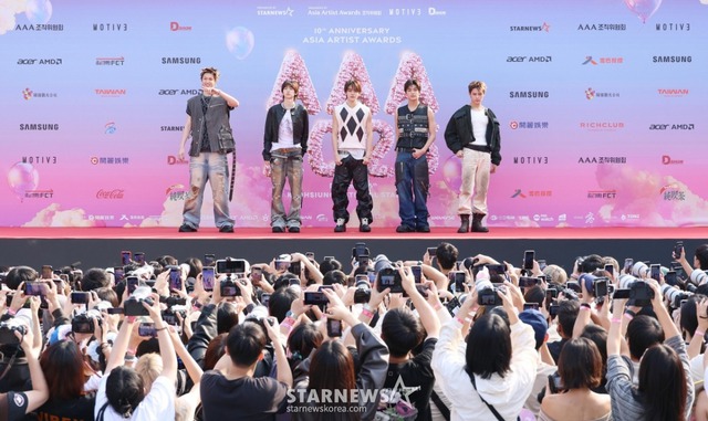 Siêu thảm đỏ AAA 2025: "Công chúa" Jang Won Young so kè visual Yoona - IU, Park Bo Gum hóa "bạch mã hoàng tử"- Ảnh 26. Siêu thảm đỏ AAA 2025: "Công chúa" Jang Won Young so kè visual Yoona - IU, Park Bo Gum hóa "bạch mã hoàng tử"- Ảnh 26.