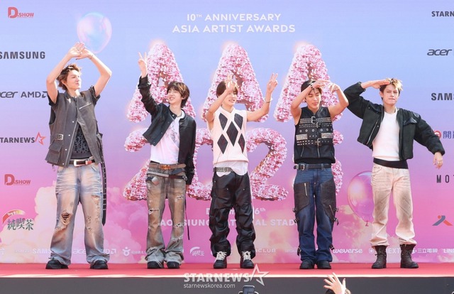 Siêu thảm đỏ AAA 2025: "Công chúa" Jang Won Young so kè visual Yoona - IU, Park Bo Gum hóa "bạch mã hoàng tử"- Ảnh 27. Siêu thảm đỏ AAA 2025: "Công chúa" Jang Won Young so kè visual Yoona - IU, Park Bo Gum hóa "bạch mã hoàng tử"- Ảnh 27.