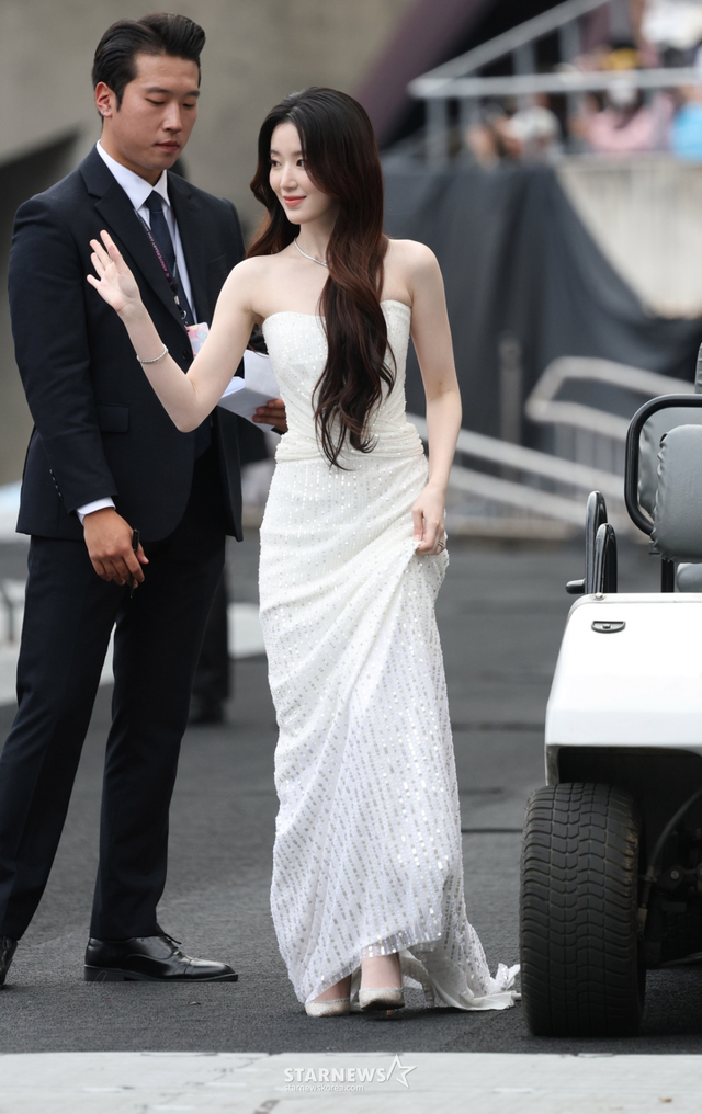 Siêu thảm đỏ AAA 2025: "Công chúa" Jang Won Young so kè visual Yoona - IU, Park Bo Gum hóa "bạch mã hoàng tử"- Ảnh 18. Siêu thảm đỏ AAA 2025: "Công chúa" Jang Won Young so kè visual Yoona - IU, Park Bo Gum hóa "bạch mã hoàng tử"- Ảnh 18.