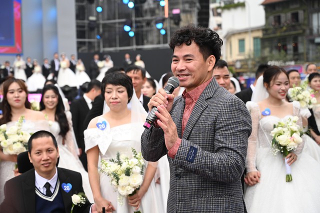 CLIP: Cục trưởng Xuân Bắc "làm điều chưa từng có" để 80 cặp đôi hôn nhau- Ảnh 2.