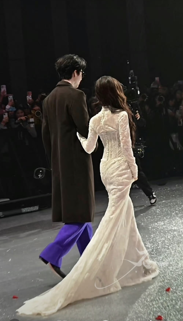 Cặp đôi "đại ca xã hội đen và cô vợ nhỏ" đang gây sốt MXH: Nhà gái đẹp gì mà đẹp dữ vậy- Ảnh 2. Cặp đôi "đại ca xã hội đen và cô vợ nhỏ" đang gây sốt MXH: Nhà gái đẹp gì mà đẹp dữ vậy- Ảnh 2.