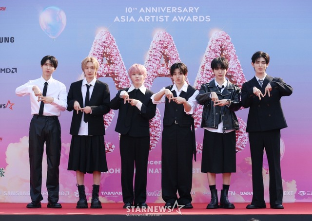 Siêu thảm đỏ AAA 2025: "Công chúa" Jang Won Young so kè visual Yoona - IU, Park Bo Gum hóa "bạch mã hoàng tử"- Ảnh 43. Siêu thảm đỏ AAA 2025: "Công chúa" Jang Won Young so kè visual Yoona - IU, Park Bo Gum hóa "bạch mã hoàng tử"- Ảnh 43.