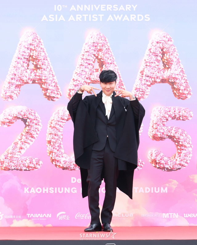 Siêu thảm đỏ AAA 2025: "Công chúa" Jang Won Young so kè visual Yoona - IU, Park Bo Gum hóa "bạch mã hoàng tử"- Ảnh 51. Siêu thảm đỏ AAA 2025: "Công chúa" Jang Won Young so kè visual Yoona - IU, Park Bo Gum hóa "bạch mã hoàng tử"- Ảnh 51.