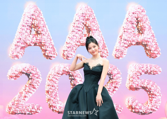 Siêu thảm đỏ AAA 2025: "Công chúa" Jang Won Young so kè visual Yoona - IU, Park Bo Gum hóa "bạch mã hoàng tử"- Ảnh 16. Siêu thảm đỏ AAA 2025: "Công chúa" Jang Won Young so kè visual Yoona - IU, Park Bo Gum hóa "bạch mã hoàng tử"- Ảnh 16.