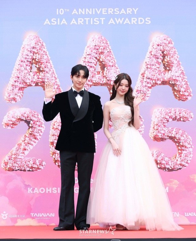 Siêu thảm đỏ AAA 2025: "Công chúa" Jang Won Young so kè visual Yoona - IU, Park Bo Gum hóa "bạch mã hoàng tử"- Ảnh 8. Siêu thảm đỏ AAA 2025: "Công chúa" Jang Won Young so kè visual Yoona - IU, Park Bo Gum hóa "bạch mã hoàng tử"- Ảnh 8.