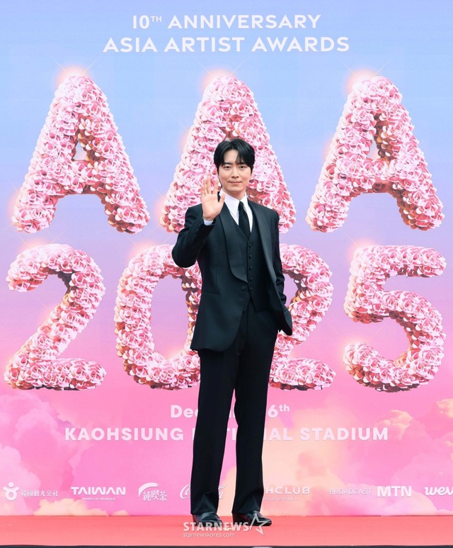 Siêu thảm đỏ AAA 2025: "Công chúa" Jang Won Young so kè visual Yoona - IU, Park Bo Gum hóa "bạch mã hoàng tử"- Ảnh 23. Siêu thảm đỏ AAA 2025: "Công chúa" Jang Won Young so kè visual Yoona - IU, Park Bo Gum hóa "bạch mã hoàng tử"- Ảnh 23.