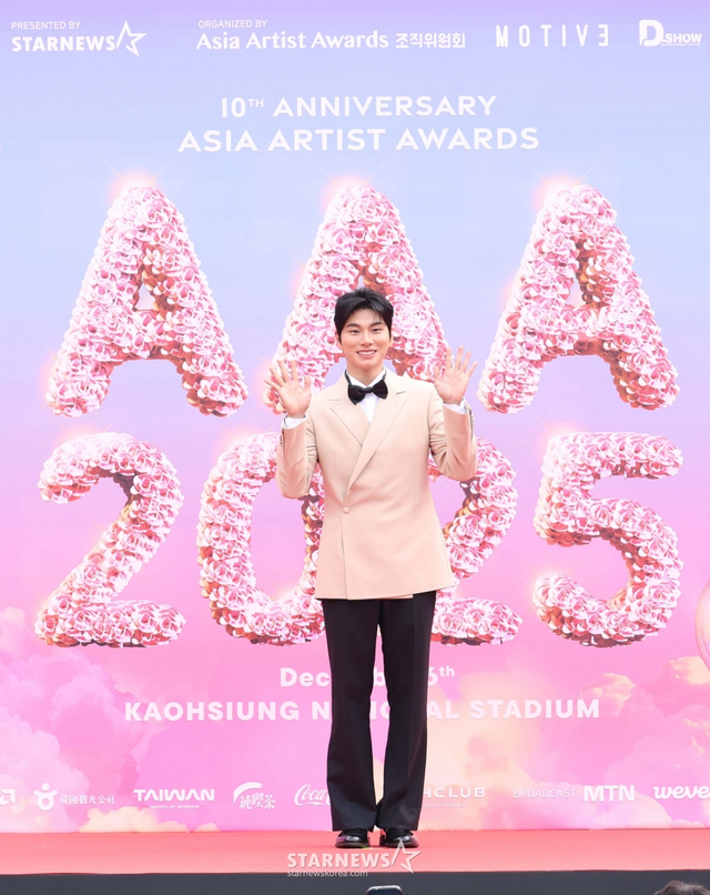 Siêu thảm đỏ AAA 2025: "Công chúa" Jang Won Young so kè visual Yoona - IU, Park Bo Gum hóa "bạch mã hoàng tử"- Ảnh 24. Siêu thảm đỏ AAA 2025: "Công chúa" Jang Won Young so kè visual Yoona - IU, Park Bo Gum hóa "bạch mã hoàng tử"- Ảnh 24.