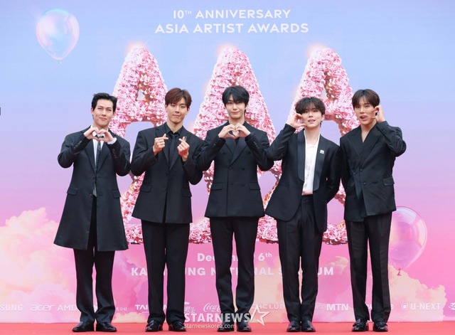 Siêu thảm đỏ AAA 2025: "Công chúa" Jang Won Young so kè visual Yoona - IU, Park Bo Gum hóa "bạch mã hoàng tử"- Ảnh 37. Siêu thảm đỏ AAA 2025: "Công chúa" Jang Won Young so kè visual Yoona - IU, Park Bo Gum hóa "bạch mã hoàng tử"- Ảnh 37.