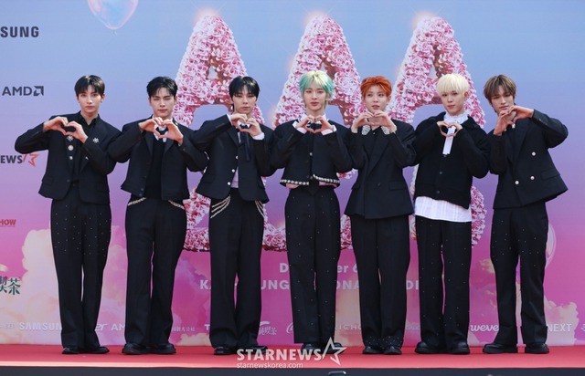 Siêu thảm đỏ AAA 2025: "Công chúa" Jang Won Young so kè visual Yoona - IU, Park Bo Gum hóa "bạch mã hoàng tử"- Ảnh 45. Siêu thảm đỏ AAA 2025: "Công chúa" Jang Won Young so kè visual Yoona - IU, Park Bo Gum hóa "bạch mã hoàng tử"- Ảnh 45.