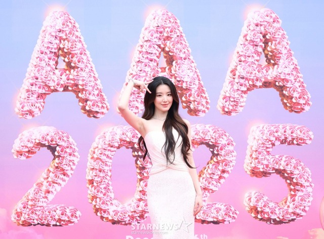 Siêu thảm đỏ AAA 2025: "Công chúa" Jang Won Young so kè visual Yoona - IU, Park Bo Gum hóa "bạch mã hoàng tử"- Ảnh 19. Siêu thảm đỏ AAA 2025: "Công chúa" Jang Won Young so kè visual Yoona - IU, Park Bo Gum hóa "bạch mã hoàng tử"- Ảnh 19.