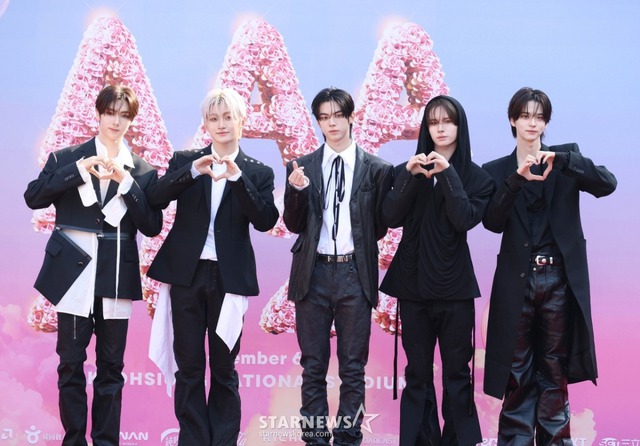 Siêu thảm đỏ AAA 2025: "Công chúa" Jang Won Young so kè visual Yoona - IU, Park Bo Gum hóa "bạch mã hoàng tử"- Ảnh 42. Siêu thảm đỏ AAA 2025: "Công chúa" Jang Won Young so kè visual Yoona - IU, Park Bo Gum hóa "bạch mã hoàng tử"- Ảnh 42.