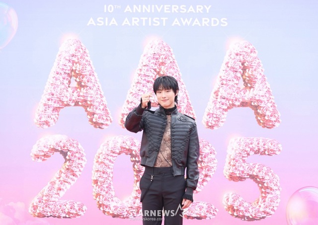 Siêu thảm đỏ AAA 2025: "Công chúa" Jang Won Young so kè visual Yoona - IU, Park Bo Gum hóa "bạch mã hoàng tử"- Ảnh 25. Siêu thảm đỏ AAA 2025: "Công chúa" Jang Won Young so kè visual Yoona - IU, Park Bo Gum hóa "bạch mã hoàng tử"- Ảnh 25.