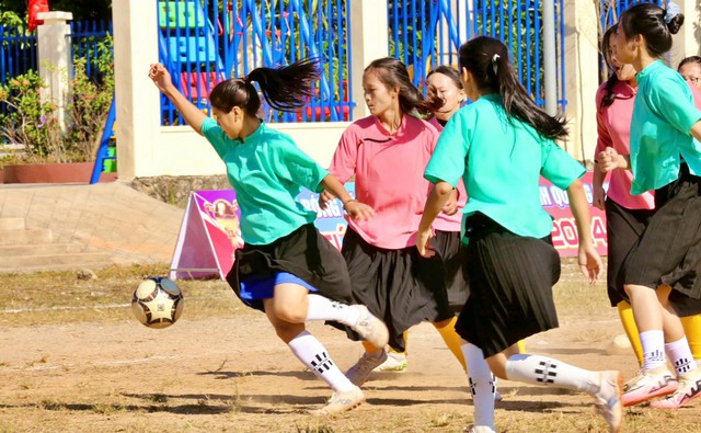 Giải bóng đá dễ thương số 1 thế giới: Khi các cô gái tự hào mặc trang phục dân tộc ra sân thi đấu- Ảnh 2.