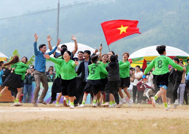 Giải bóng đá dễ thương số 1 thế giới: Khi các cô gái tự hào mặc trang phục dân tộc ra sân thi đấu- Ảnh 8.