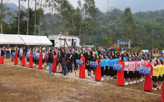 Giải bóng đá dễ thương số 1 thế giới: Khi các cô gái tự hào mặc trang phục dân tộc ra sân thi đấu- Ảnh 1.
