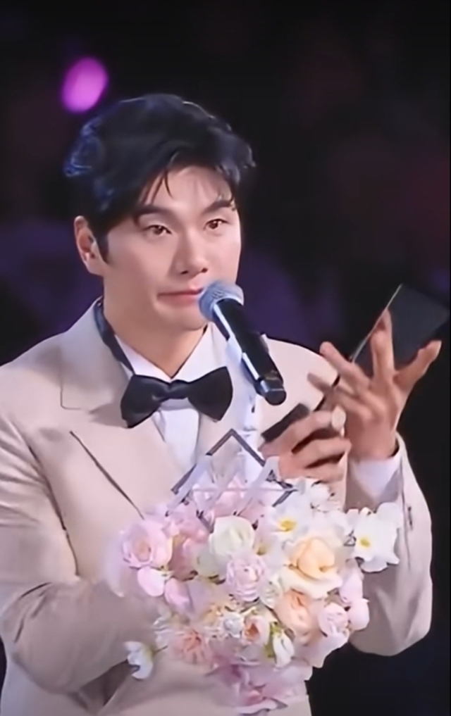 MC quốc dân ăn ở ra sao mà bị thiếu gia showbiz dằn mặt ngay trên sân khấu AAA thế này?- Ảnh 3.