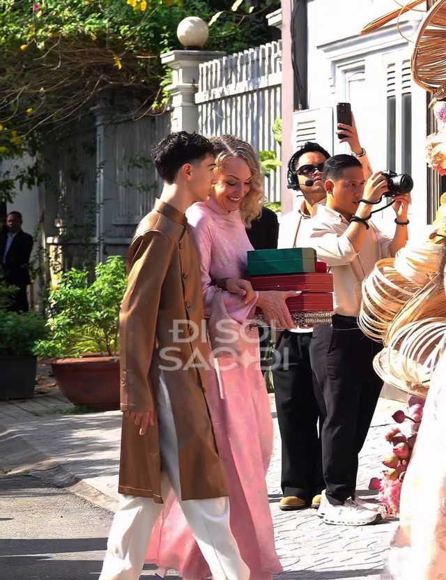 Đám cưới Tiên Nguyễn: Dàn sính lễ cực khủng, Rolls-Royce và hàng dài xe sang bạc tỷ nối đuôi rước dâu gây choáng- Ảnh 11. Đám cưới Tiên Nguyễn: Dàn sính lễ cực khủng, Rolls-Royce và hàng dài xe sang bạc tỷ nối đuôi rước dâu gây choáng- Ảnh 11.