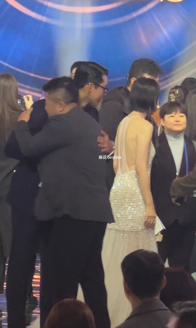 Bớ người ta, Hyun Bin dán mắt vào chỗ nào của Son Ye Jin thế này?- Ảnh 2. Bớ người ta, Hyun Bin dán mắt vào chỗ nào của Son Ye Jin thế này?- Ảnh 2.