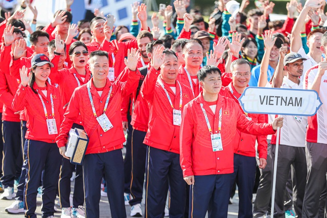 Quốc kì Việt Nam tung bay trên bầu trời Bangkok trong lễ thượng cờ SEA Games 33- Ảnh 4.
