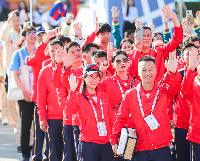 Quốc kì Việt Nam tung bay trên bầu trời Bangkok trong lễ thượng cờ SEA Games 33- Ảnh 5.