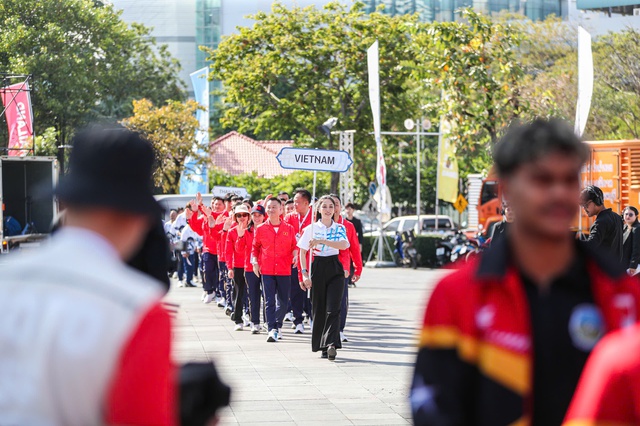 Quốc kì Việt Nam tung bay trên bầu trời Bangkok trong lễ thượng cờ SEA Games 33- Ảnh 3.