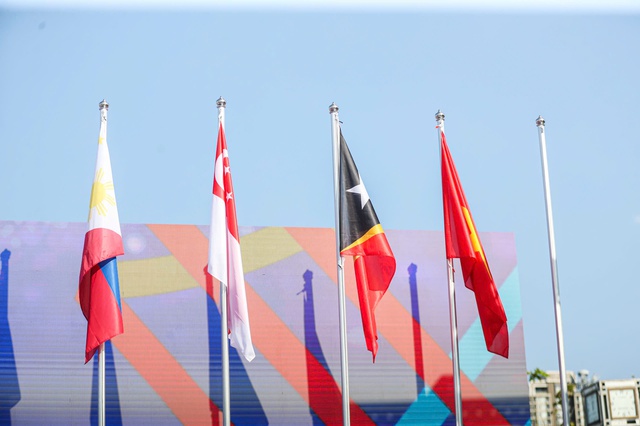 Quốc kì Việt Nam tung bay trên bầu trời Bangkok trong lễ thượng cờ SEA Games 33- Ảnh 2.