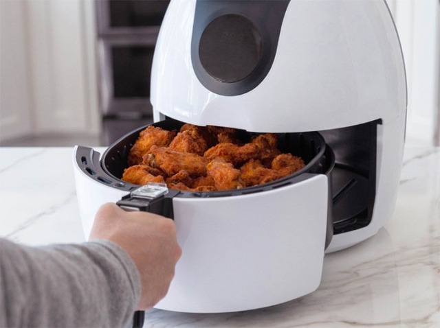 5 SAI LẦM khiến nồi chiên không dầu nhanh hỏng và tốn điện gấp đôi- Ảnh 1. 5 SAI LẦM khiến nồi chiên không dầu nhanh hỏng và tốn điện gấp đôi- Ảnh 1.