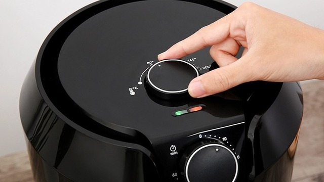5 SAI LẦM khiến nồi chiên không dầu nhanh hỏng và tốn điện gấp đôi- Ảnh 4. 5 SAI LẦM khiến nồi chiên không dầu nhanh hỏng và tốn điện gấp đôi- Ảnh 4.