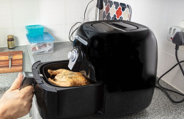 5 SAI LẦM khiến nồi chiên không dầu nhanh hỏng và tốn điện gấp đôi- Ảnh 5. 5 SAI LẦM khiến nồi chiên không dầu nhanh hỏng và tốn điện gấp đôi- Ảnh 5.