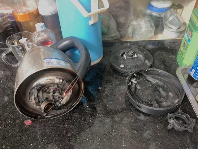 Cả đời dùng ấm siêu tốc, ai cũng nghĩ nó vô hại: Nào ngờ tiềm ẩn 4 rủi ro đe dọa sức khỏe- Ảnh 1. Cả đời dùng ấm siêu tốc, ai cũng nghĩ nó vô hại: Nào ngờ tiềm ẩn 4 rủi ro đe dọa sức khỏe- Ảnh 1.