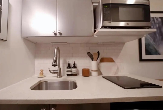 "Đặc sản" Hong Kong: 2 vợ chồng ở căn hộ 7m² vẫn thoải mái, 5 triệu người xem xin bái phục- Ảnh 8. "Đặc sản" Hong Kong: 2 vợ chồng ở căn hộ 7m² vẫn thoải mái, 5 triệu người xem xin bái phục- Ảnh 8.