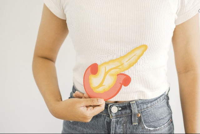 Ăn ức gà và súp lơ để giảm cân, một nữ ngôi sao mạng xã hội bị hoại tử tuyến tụy suýt chết- Ảnh 2.